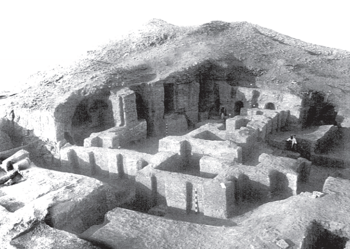 A temple of a later period, c.3000 BCE, with an open courtyard and in-and-out façade (as excavated). 